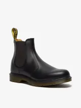 Botas Chelsea Dr. Martens modelo 2976, color negro, de cuero liso, con elástico lateral y tira trasera con el logo AirWair.