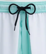 Bermuda deportiva celeste con detalles de recortes laterales con estampado de puntos.