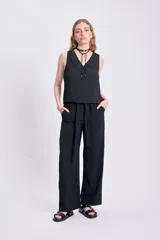 Musculosa negra de tela airflow con escote en V y tirantes anchos.