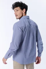 Camisa de manga larga con estampado de cuadros en azul y blanco, confeccionada en 100% algodón.