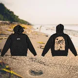 Buzo hoodie negro de corte oversize con capucha y cordón ajustable. Estampado en la espalda con diseño de dos palmeras y el sol dentro de un arco.