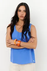 Musculosa celeste de tejido ligero con detalles de collareta metalizada y tirantes anchos.