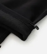 Pantalón baggy color beige, confeccionado en algodón con felpa. Presenta cintura elástica con cordón ajustable, bolsillos delanteros y un bolsillo trasero. El bajo es ajustable con elástico.