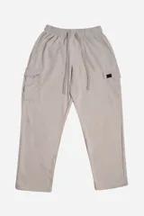 Pantalón cargo color gris claro, de felpa sin frisa, con cintura elastizada y cordones ajustables. Cuenta con bolsillos cargo laterales y dos bolsillos traseros.