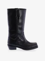 Bota de caña media color negro, estilo cowboy, confeccionada en cuero. Presenta punta cuadrada y taco bajo y ancho.