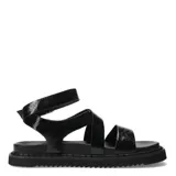 Sandalias plateadas con tiras cruzadas y hebilla al tobillo. Plataforma plana con suela de goma negra.