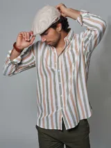 Gorra tipo newsboy de lino color celeste.