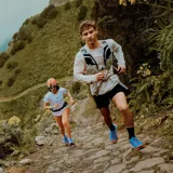 Championes de trail running Merrell Agility Peak 5, color celeste con detalles en naranja y negro.