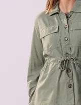 Sobrecamisa blanca de lino y rayón, marca Dash, con cuello solapa, abertura central con botones, bolsillos delanteros y cintura ajustable con jareta interna.