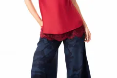 Top lencero rojo con breteles finos y detalle de encaje en el ruedo.