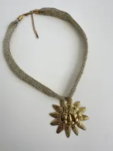 Collar dorado tejido de 45 cm con extensión en acero quirúrgico hipoalergénico de 5 cm + dije de 5 cm de acero quirúrgico hipoalergénico.