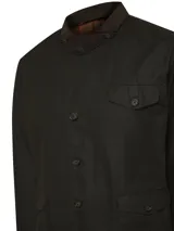 Chaqueta verde de tela canvas con tratamiento de cera Wax, cuello de cotelé, cierre con botones, tres bolsillos frontales y dos interiores.