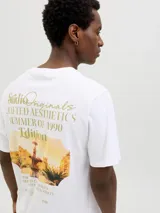 Camiseta blanca de algodón con estampa fotográfica en la espalda con texto "Studio Originals Crafted Aesthetics Summer of 1990 Edition Designed in Copenhagen Established in Nineteen Ninety".