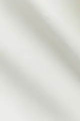 Top blanco de punto ajustado, con escote en V pronunciado y mangas cortas.