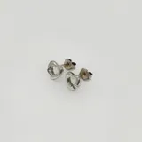 Caravanas en plata 925 con diseño de corazón y circonias brillantes.