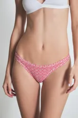 Colaless estampada con corazones rojos sobre fondo rosado.