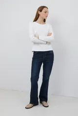 Jean de corte semi oxford con tiro medio, confeccionado en denim de lavado claro. Presenta costuras verticales decorativas en el frente y un detalle de costura en la botamanga que amplía la silueta.