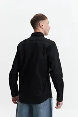 Camisa blanca de manga larga con cuello clásico, cartera abotonada, logo bordado y fit slim. Confeccionada en 98% algodón y 2% spandex.