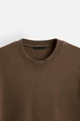 Camiseta azul con efecto lavado, corte holgado, cuello redondo y mangas cortas.