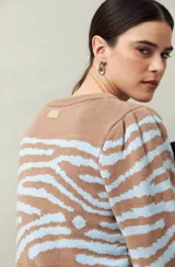 Sweater de punto color crudo con estampado animal print en tonos marrones, de mangas abullonadas y puños elastizados.