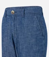 Pantalón recto de jeans azul con bolsillos y bajo plegado.