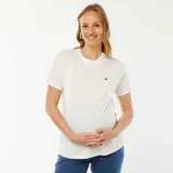 Camiseta blanca de manga corta para maternidad con un pequeño corazón bordado en el pecho.