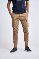 Pantalón cargo color beige, corte slim, con bolsillos laterales y logo bordado.