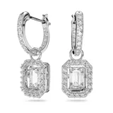 Aros colgantes Swarovski de la colección Millenia, con forma de argolla y cristal octogonal blanco con engarce pavé. Cierre a presión. Baño de rodio.