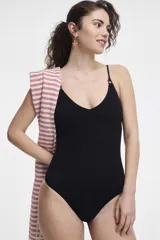 Malla enteriza negra texturizada con breteles finos y escote en V.