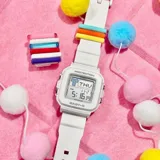 Reloj digital Casio Baby-G blanco con detalles en colores.