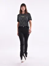 Remera negra con estampado de estrellas blancas y texto amarillo.