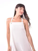 Vestido largo color crudo, con breteles finos y volados en el ruedo.