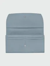 Billetera continental grande Longchamp modelo Le Roseau, color celeste, confeccionada en cuero granulado con cierre de solapa y broche metálico plateado.