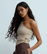 Top ajustado de un solo hombro, color beige claro, con detalle fruncido y abertura lateral ajustable con un ojal metálico.