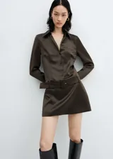 Vestido corto de corte ajustado, con cuello y mangas largas, confeccionado en material satinado y cinturón a juego.