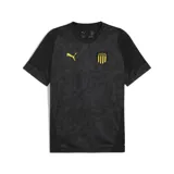 Camiseta de entrenamiento Puma del Club Atlético Peñarol, temporada 2024. Diseño negro con sutil estampado geométrico, logo de Puma en amarillo y escudo del club en el pecho.