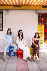 Bailarina destalonada con tejido de algodón trenzado a mano, color naranja, beige y violeta.