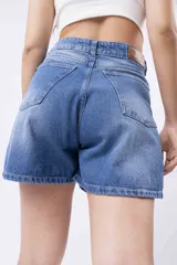 Short de jean azul claro, tiro alto, con corte ancho y dobladillo en el ruedo.