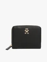 Billetera Tommy Hilfiger negra con cierre de cremallera y logo TH dorado en el frente. Cuenta con múltiples ranuras interiores para tarjetas y compartimento para billetes.