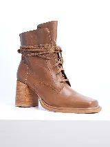 Bota corta de cuero color marrón con cordones finos y taco cuadrado de madera.