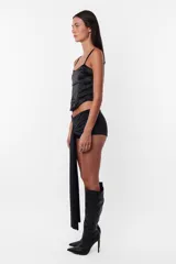 Corset negro con breteles finos regulables, escote recto y ballenas en el delantero.