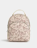 Mochila pequeña de cuerina color rosa, con bolsillo frontal acolchado, correas regulables y manija superior.