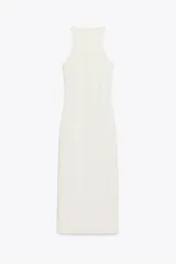 Vestido midi color blanco, de tejido de punto elástico, con cuello halter y corte ajustado.