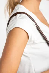 Remera blanca de viscosa con cuello en V y corte al cuerpo.