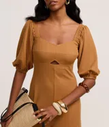 Mono pantalón largo color marrón, con escote corazón, mangas abullonadas 3/4 y abertura en el abdomen.