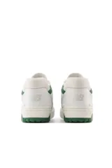 Championes urbanos New Balance modelo 550, color blanco con detalles en verde, confeccionados en cuero, con logo "N" característico en los laterales y suela de goma.