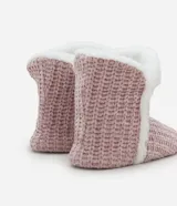Pantuflas tipo bota color rosa, con textura tejida y forro interno de peluche blanco.