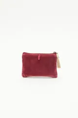 Bolso mini de terciopelo color borgoña, con bordado de tulipanes dorados y cierre superior con tirante de hilo metalizado.