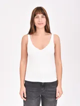 Musculosa blanca de punto canalé con escote en V y breteles anchos.