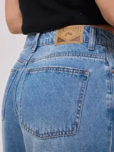 Pantalón de jean azul de pierna ancha.